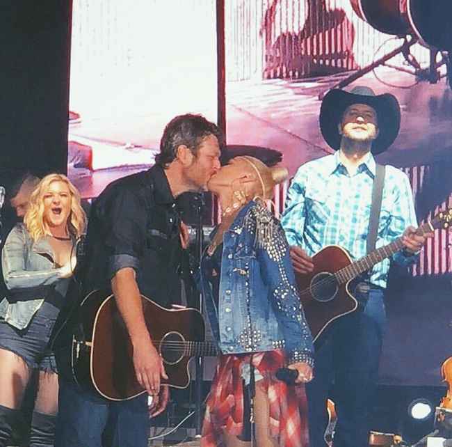 Blake Shelton and Gwen Stephen Best Couple Moments